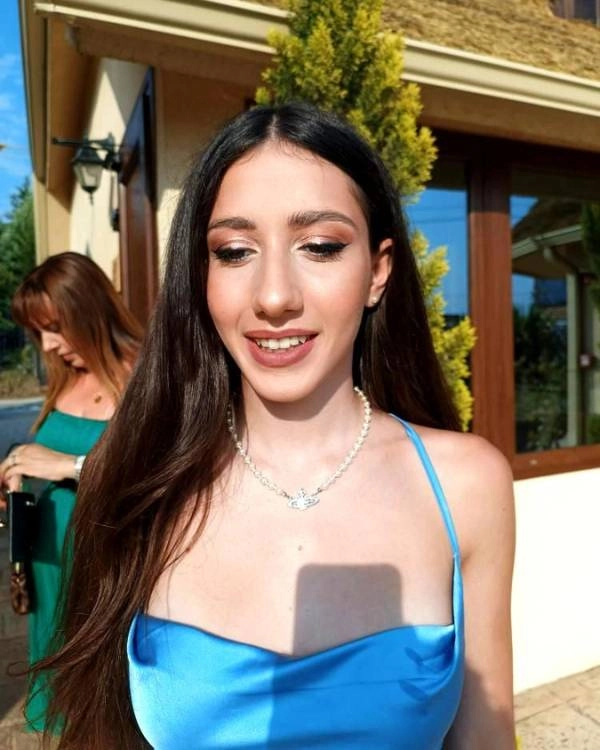 Καλεσμένη σε καλοκαιρινό γάμο με φυσικό μακιγιάζ και λαμπερό δέρμα