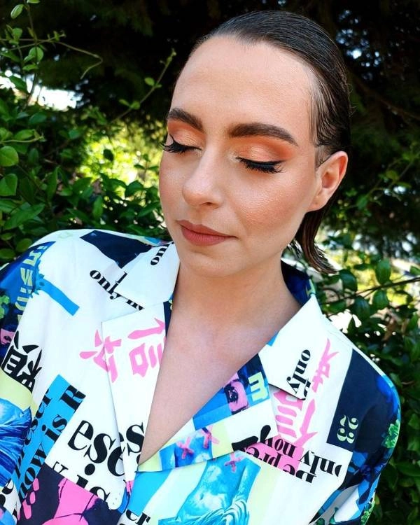 Καλεσμένη σε καλοκαιρινό γάμο με peachy μακιγιάζ ματιών και φυσική βάση