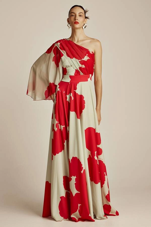 Maxi φόρεμα με ένα ώμο και έντονα κόκκινα floral prints, ιδανικό για κουμπάρα σε καλοκαιρινό γάμο