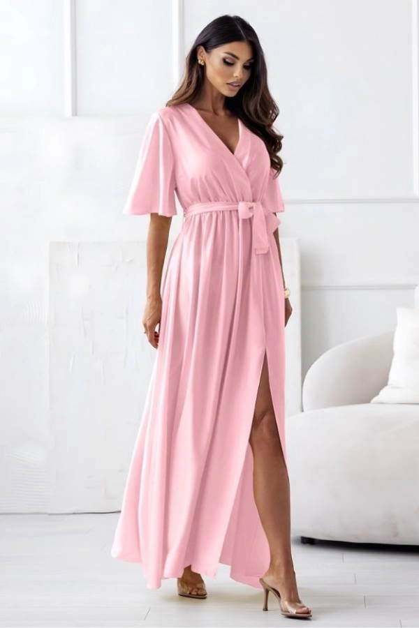 Ροζ σατέν maxi φόρεμα με κρουαζέ λαιμόκοψη και ζώνη, ιδανικό για κουμπάρα σε καλοκαιρινό γάμο