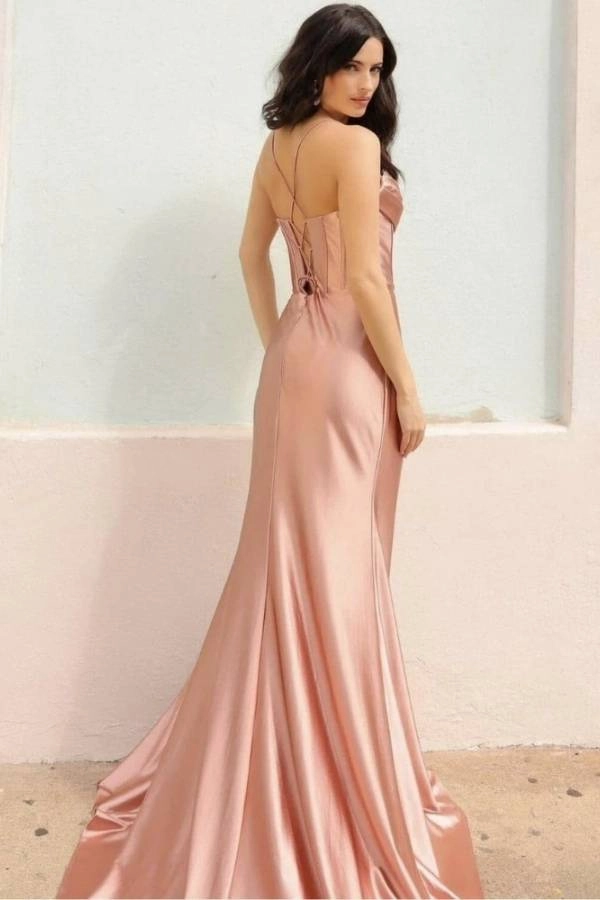 Ροζ σατέν maxi φόρεμα με λεπτές τιράντες και εντυπωσιακή ουρά, ιδανικό για κουμπάρα σε βραδινό γάμο