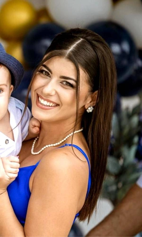 Καλεσμένη με ίσια μαλλιά, μαργαριταρένια σκουλαρίκια και φυσικό μακιγιάζ σε βάπτιση