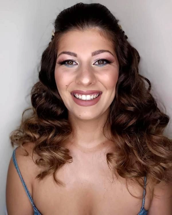 Μελαχρινή καλεσμένη με έντονο βλέμμα και λαμπερό μακιγιάζ για γάμο