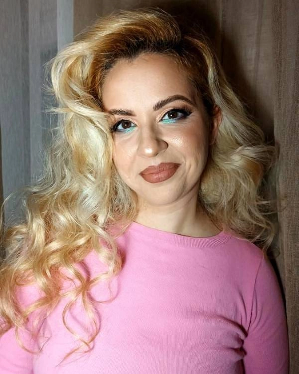 Ξανθιά καλεσμένη με έντονο eyeliner και φωτεινό μακιγιάζ σε γάμο