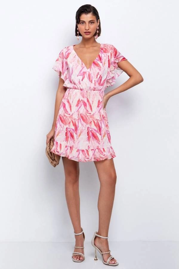 Κοντό μίνι φόρεμα με ροζ μοτίβο φύλλων, αέρινη γραμμή και V ντεκολτέ για καλοκαιρινό γάμο σε νησί