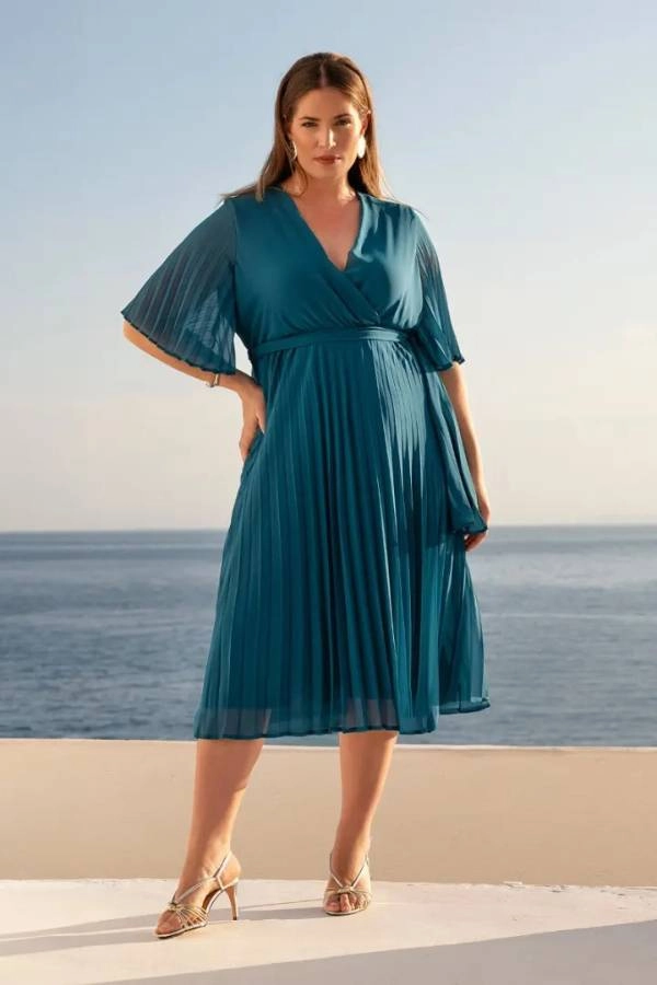 Midi φόρεμα πλισέ από σιφόν. Κρουαζέ μπούστο. Ζώνη μέσης ίδιας ύφανσης. Κοντά ημιδιάφανα μανίκια πλισέ.