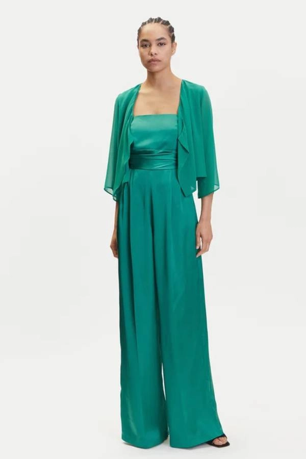 Πράσινη σατέν ολόσωμη φόρμα με μπολερό, κομψή επιλογή για κουμπάρα σε γάμο