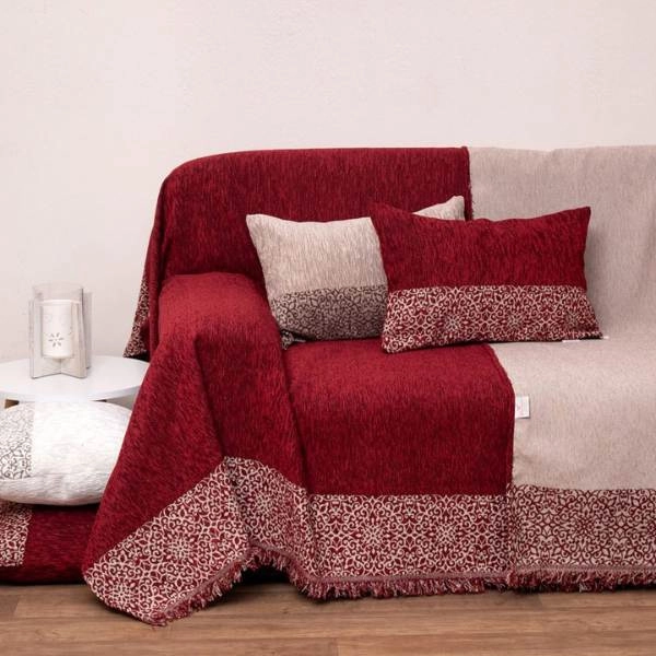 Μπορντό ριχτάρι πολυθρόνας δύο όψεων με κρόσσια και ζακάρ ύφανση πάνω σε πολυθρόνα, συνδυασμένο με μαξιλάρια σε μπορντό και μπεζ.
        loading=