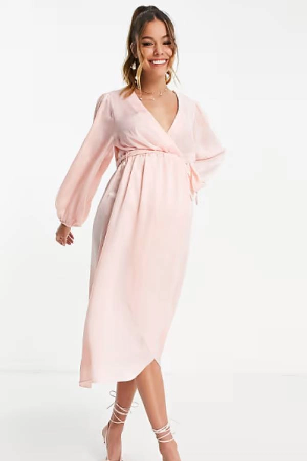 Ροζ αέρινο μάξι φόρεμα με τούλι και ρομαντική γραμμή για μαμά σε καλοκαιρινό γάμο σε νησί