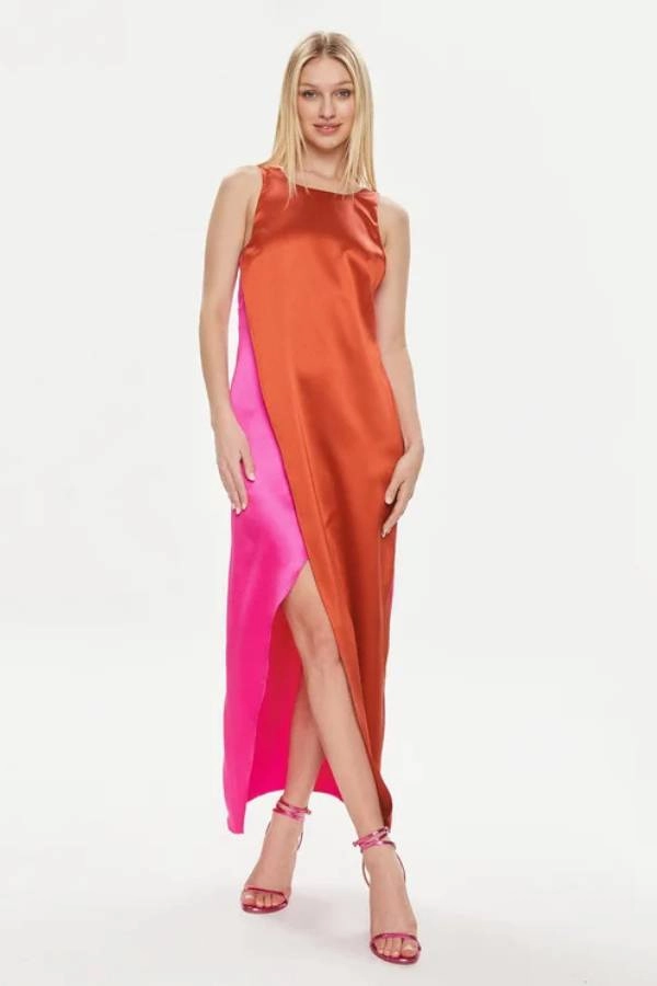Καλοκαιρινό σατέν φόρεμα σε φούξια και πορτοκαλί αποχρώσεις ιδανικό για γάμο σε νησί