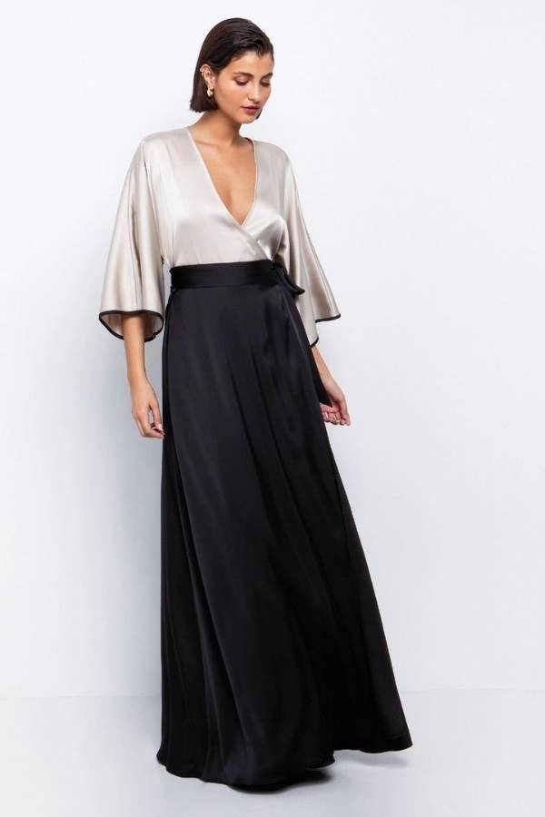 Μαύρο και σαμπανί σατέν φόρεμα με φαρδιά μανίκια και κομψό δέσιμο για βραδινό γάμο σε νησί