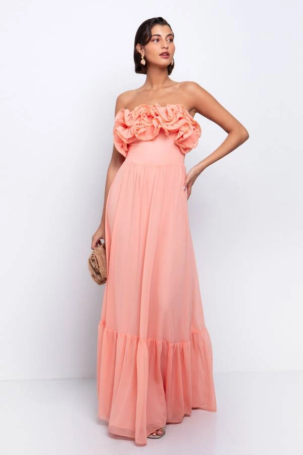 Strapless φόρεμα με βολάν για κουμπάρα σε γάμο.