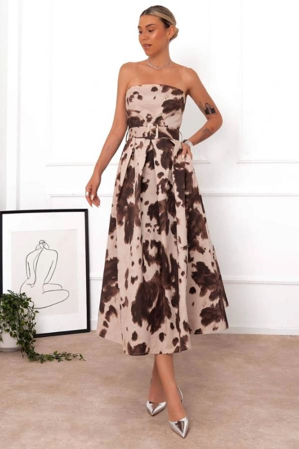 Μίντι στράπλες φόρεμα με μοτίβο σε γήινες αποχρώσεις και ζώνη στη μέση για καλοκαιρινό γάμο σε νησί