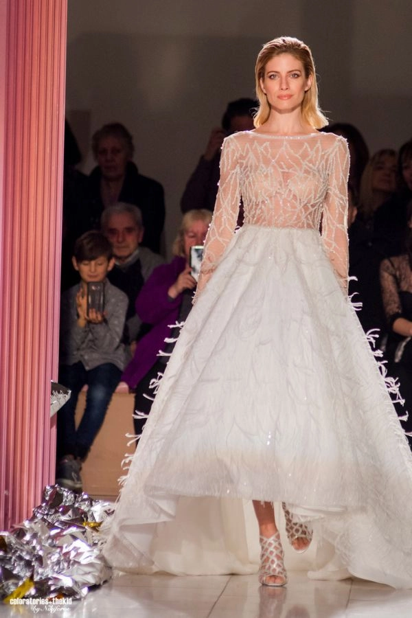 Bridal Fashion Week 2025 νύφη περπατάει στην πασαρέλα