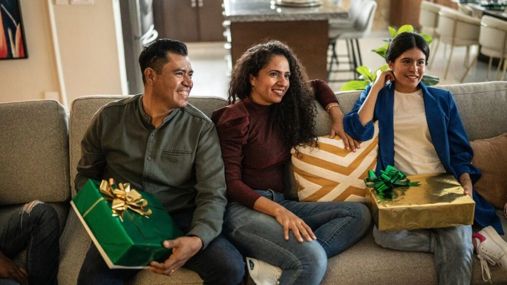 Δώρα για Secret Santa στη δουλειά: Ιδέες για κάθε συνάδελφο 2 secret santa πως παιζετα