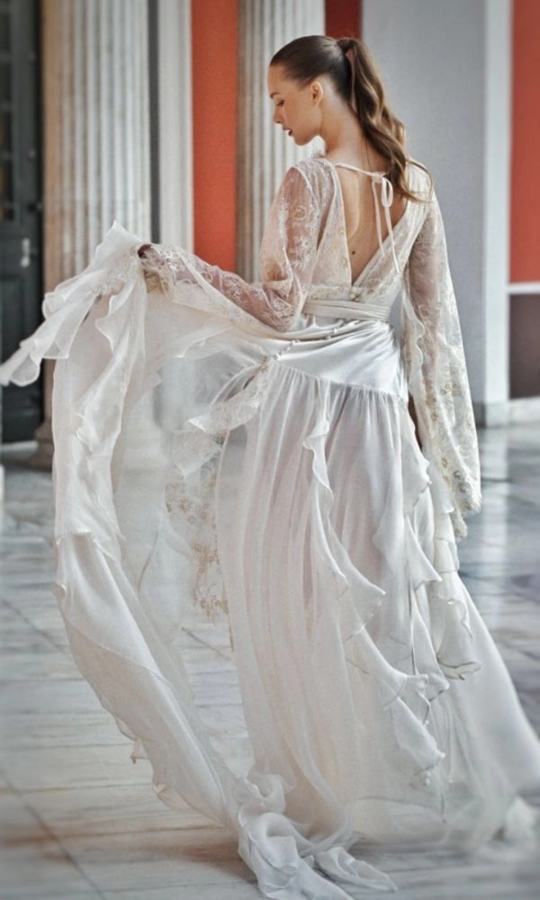 Bridal Expo & BFW 2025: 3.000+ νύφες στο Ζάππειο 7 Νυφικό φόρεμα με ανοιχτή πλάτη στο Bridal Fashion Week 2025 στο Ζάππειο Μέγαρο, Αθήνα