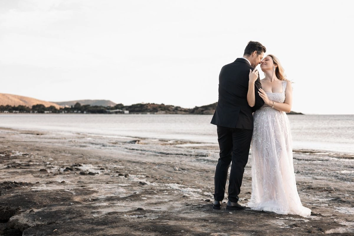 Ζευγάρι σε ρομαντική φωτογράφιση γάμου στην παραλία