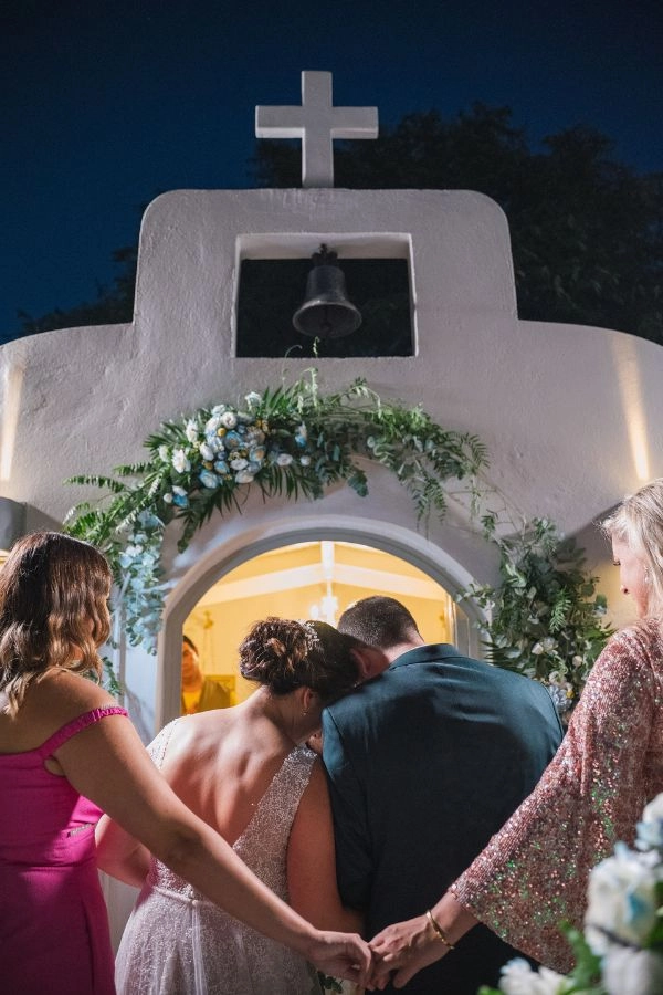 Έξοδος ζευγαριού από την εκκλησία το βράδυ