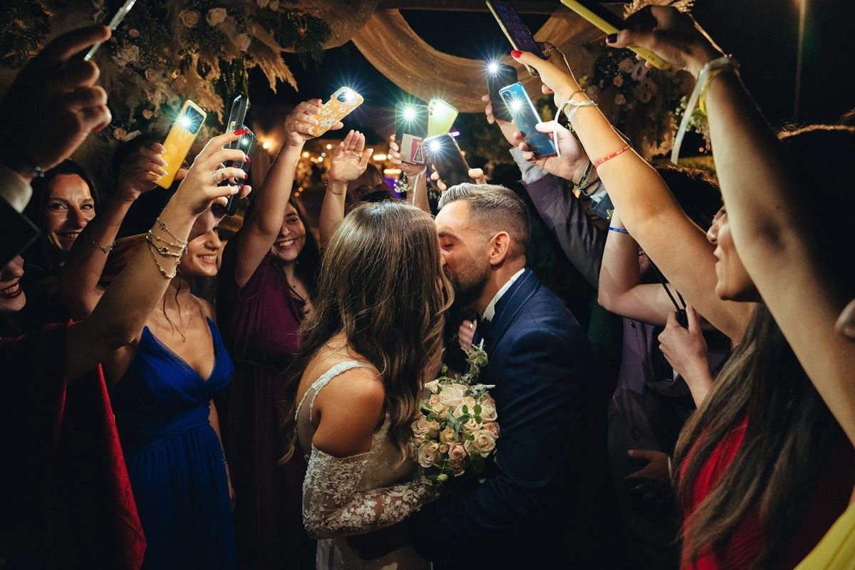 Βραδινή στιγμή γάμου με καλεσμένους και χαρά