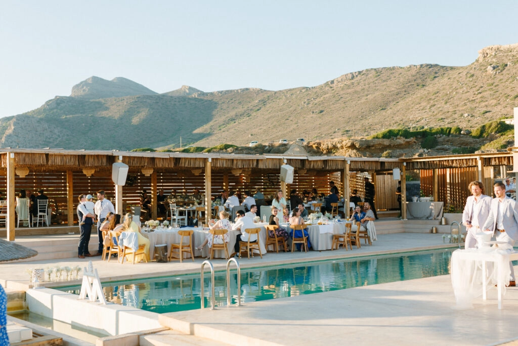 Γαμήλιο δείπνο δίπλα στην πισίνα στο Macaya Beach House
