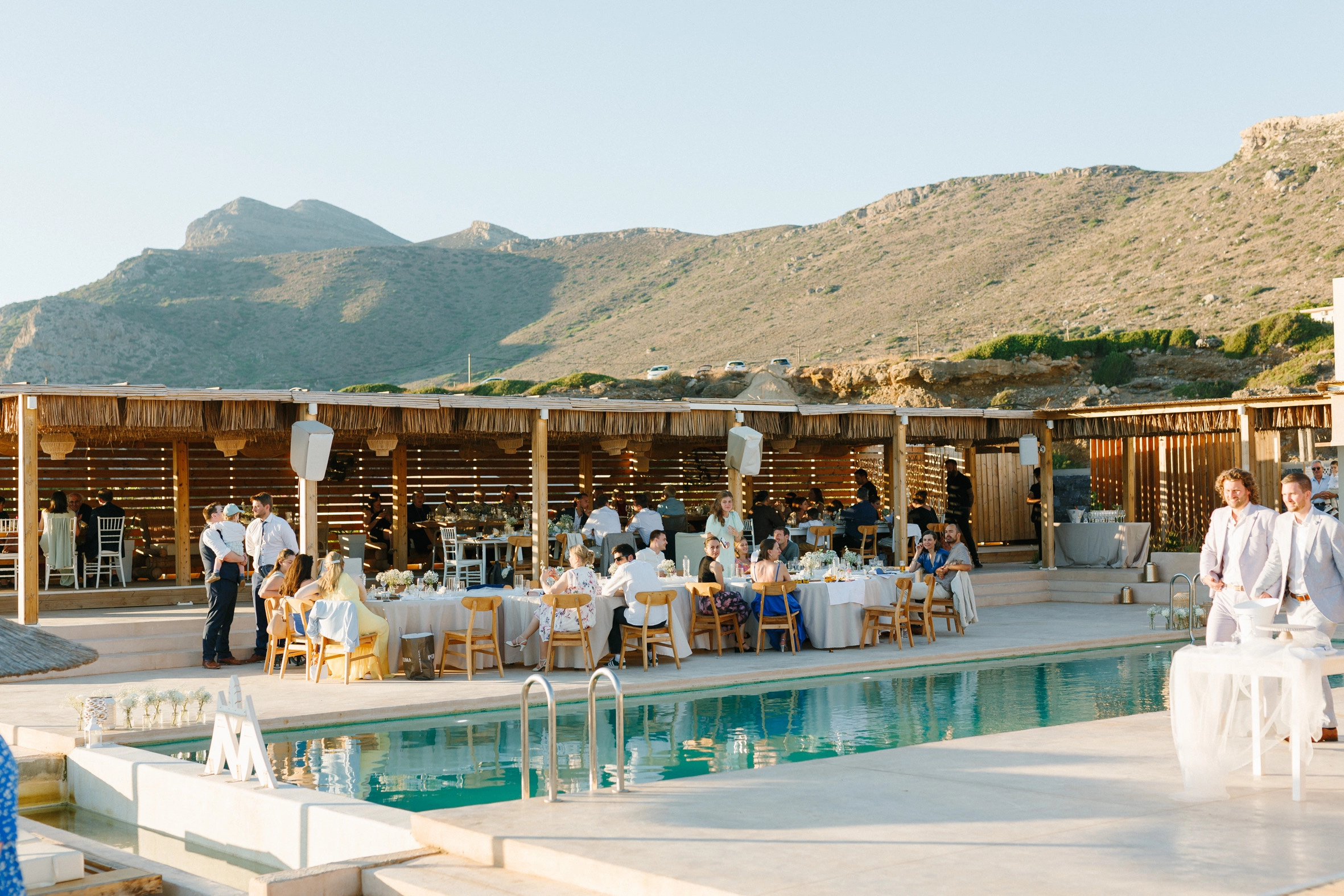 Γαμήλιο δείπνο δίπλα στην πισίνα στο Macaya Beach House