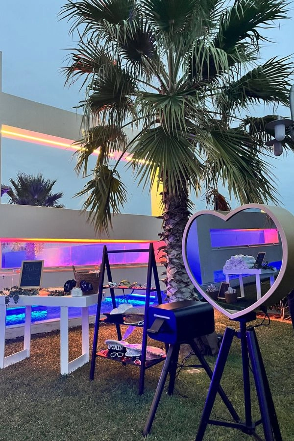 Mirror booth σε γάμο με props και τραπέζι διακόσμησης