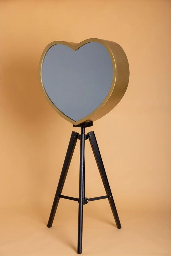 Χρυσό mirror booth σε σχήμα καρδιάς πάνω σε τρίποδο