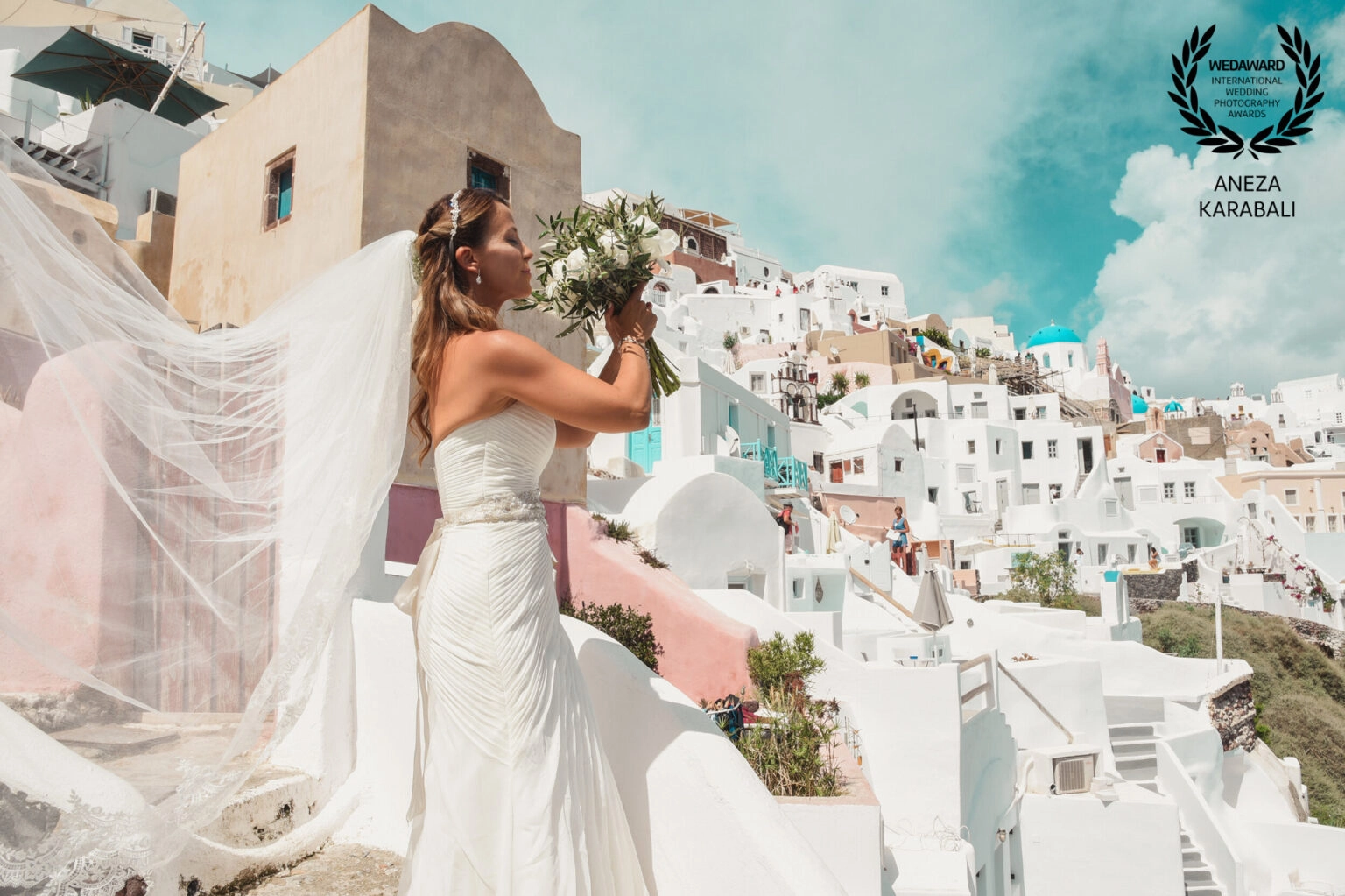Νύφη με πέπλο σε σοκάκι της Σαντορίνης κατά τη φωτογράφιση γάμου