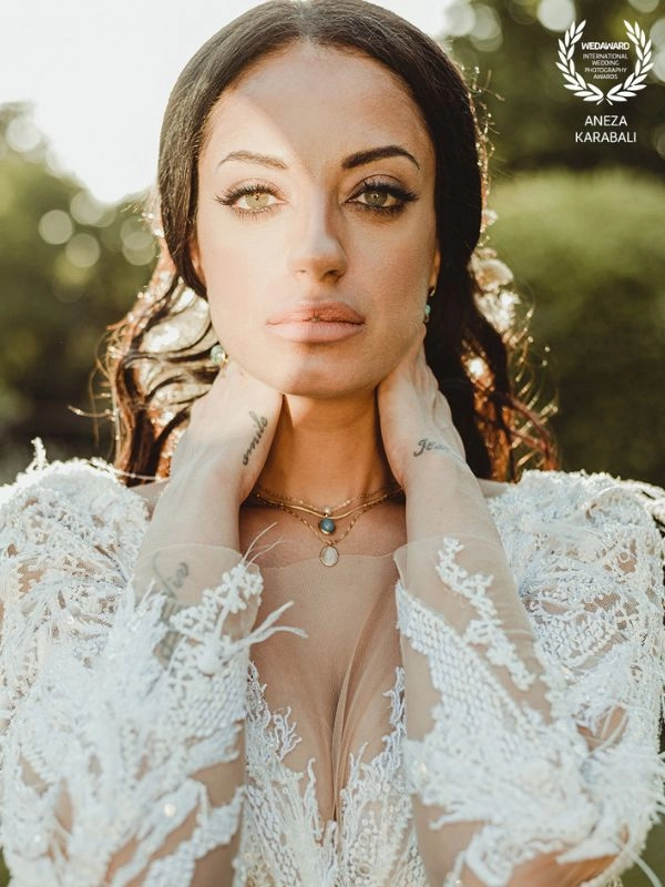 Κοντινό πορτρέτο νύφης με φυσικό φως και δαντελένιο νυφικό