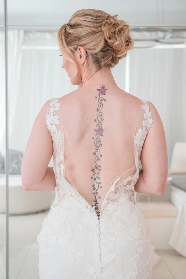 Λεπτομέρεια νυφικού από πίσω με ανοιχτή πλάτη και ιδιαίτερη δαντέλα