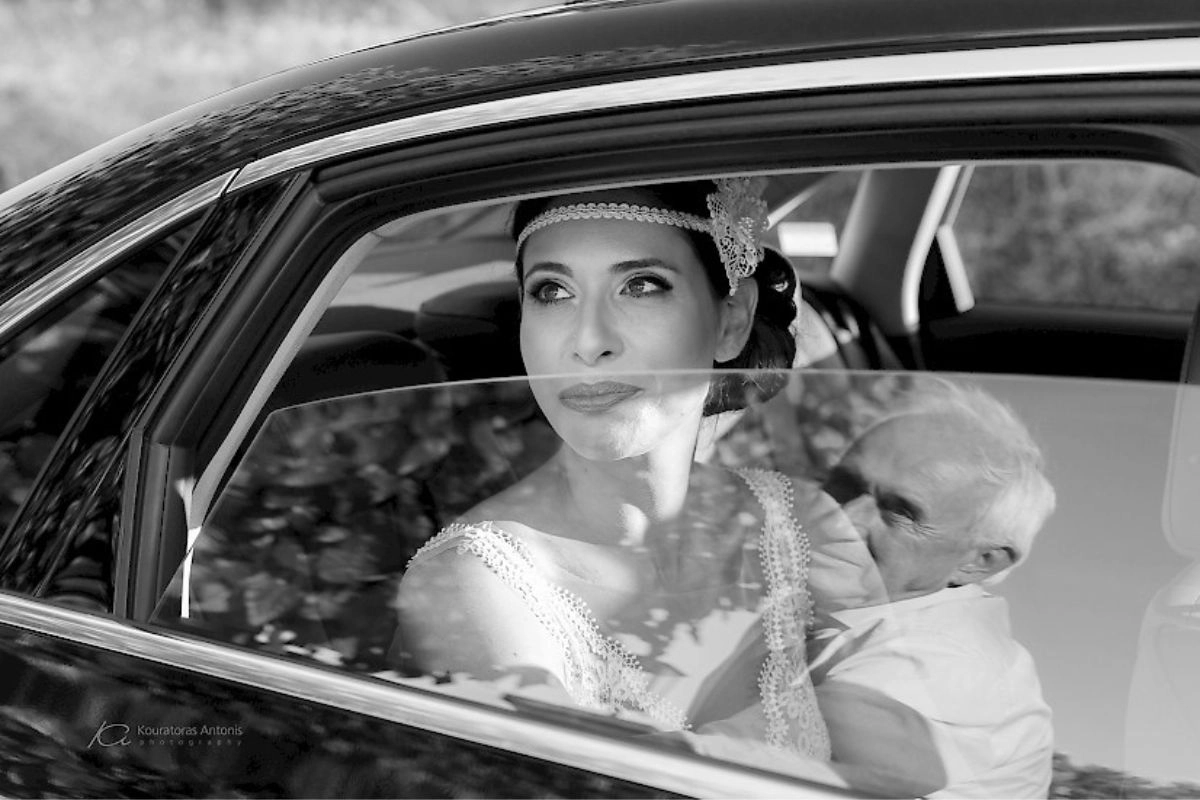 Συγκινητική στιγμή νύφης μέσα στο αυτοκίνητο μαζί με τον πατέρα της πριν τον γάμο