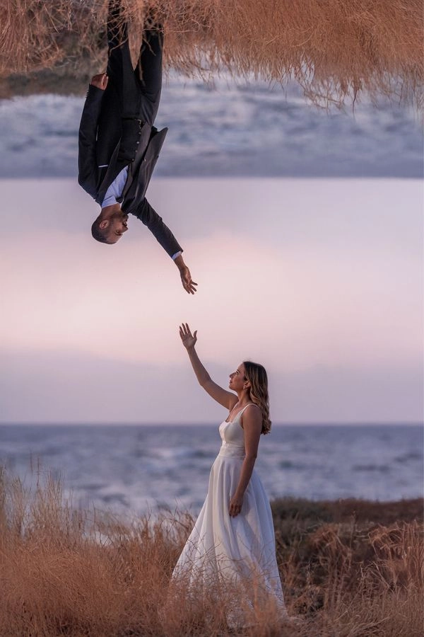 Δημιουργική φωτογραφία γάμου με ζευγάρι στη φύση σε καλλιτεχνική σύνθεση