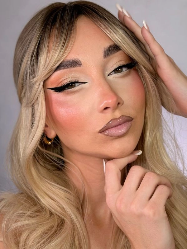 Νυφικό μακιγιάζ με έντονο eyeliner και λαμπερή επιδερμίδα από τη makeup artist Ντέμη Μανωλακάκη