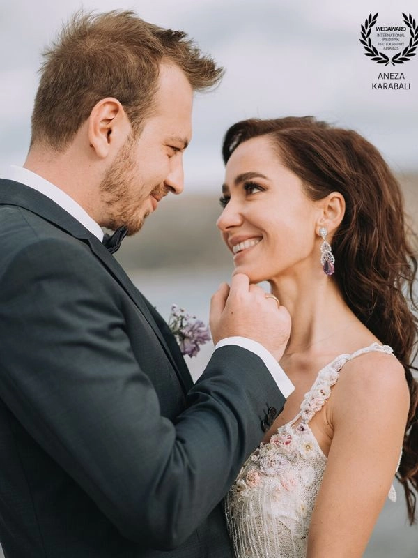 Ρομαντικό κοντινό πορτρέτο ζευγαριού την ημέρα του γάμου