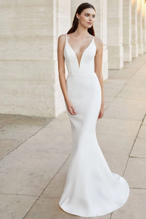 Στενό σατέν νυφικό με τιράντες σε σχήμα V και ανοιχτή πλάτη σε σχήμα V