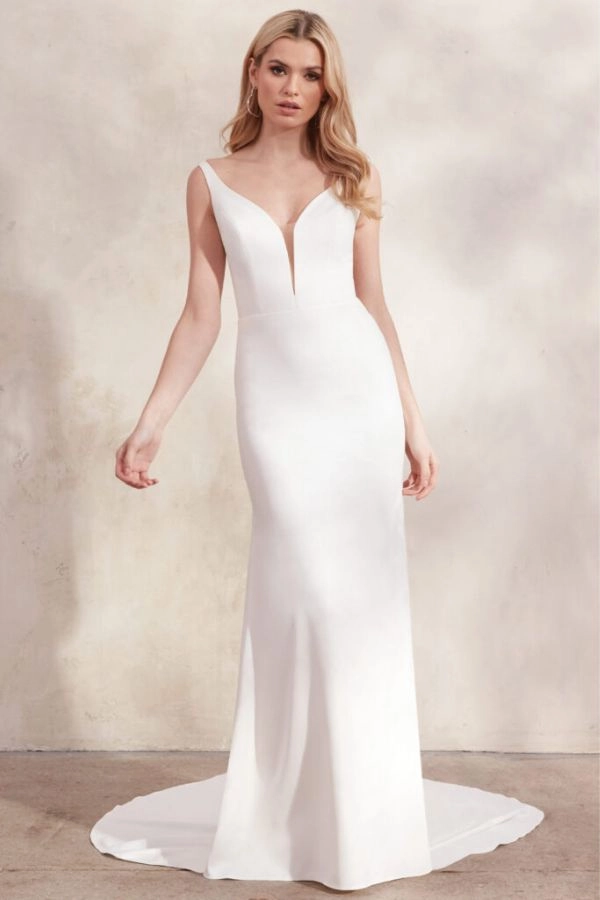 Τούλινο νυφικό σε Α γραμμή με τετράγωνη λαιμόκοψη και άνοιγμα στην πλάτη σε σχήμα V