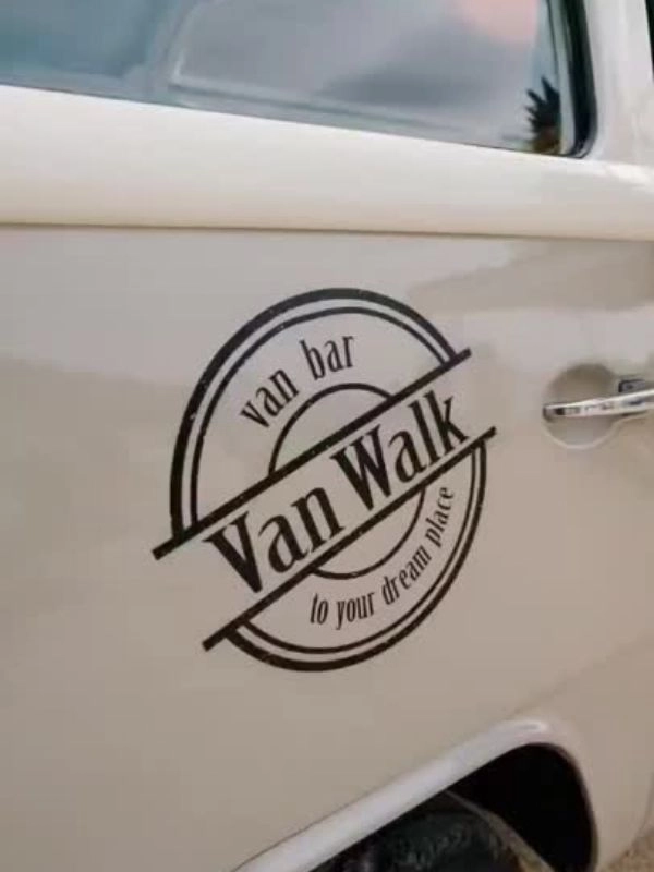 VanWalk cocktail van bar σε εκδήλωση με διακόσμηση και ποτά στο βαν