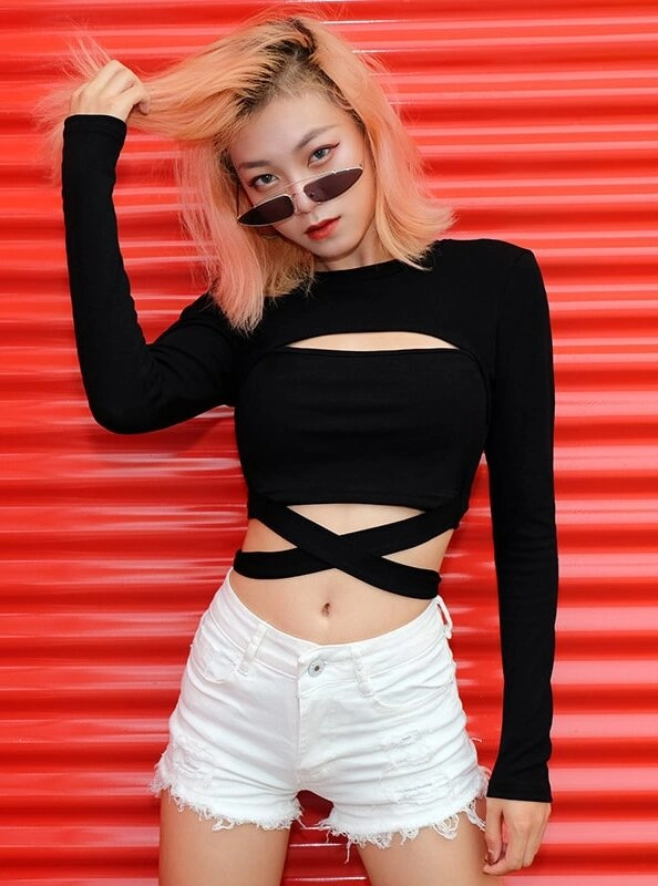 Black Long Sleeve Criss Cross Crop Top | Yuna - ITZY