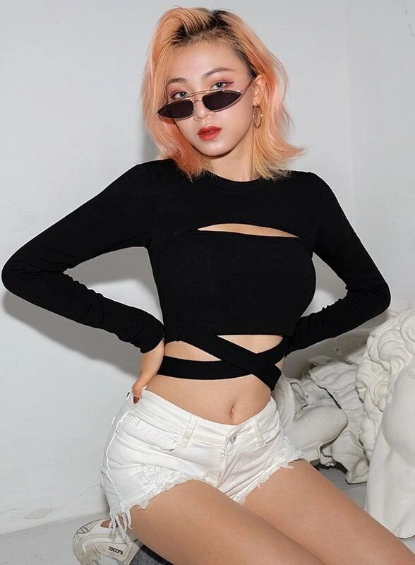 Black Long Sleeve Criss Cross Crop Top | Yuna - ITZY