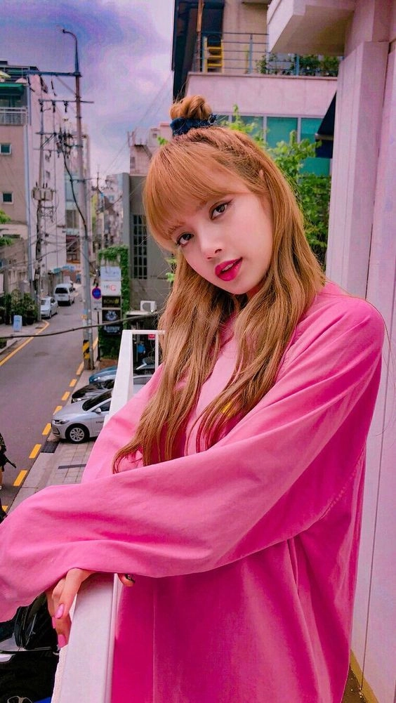 ピンクラグ　Lisa White Criss Cross Tank Top | Lisa - BlackPink - Fashion Chingu