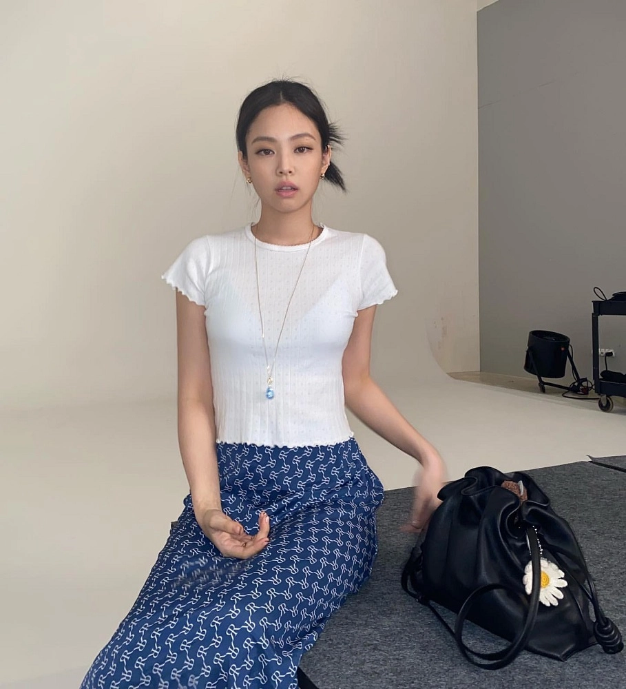 White Lettuce-Edge Cropped T-Shirt | Jennie - BlackPink
