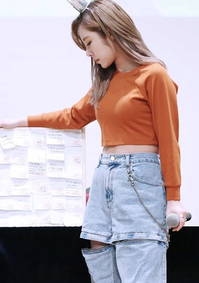 【VETEZE】22SS★ Cut Off Pointed Denim Pants Blue Cut-Off Pointed Denim Jeans | Wheein - Mamamoo
