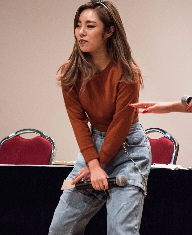 【VETEZE】22SS★ Cut Off Pointed Denim Pants Blue Cut-Off Pointed Denim Jeans | Wheein - Mamamoo