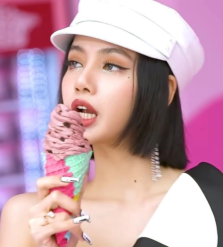 White Baker Boy Cap | Lisa - BlackPink - Fashion Chingu