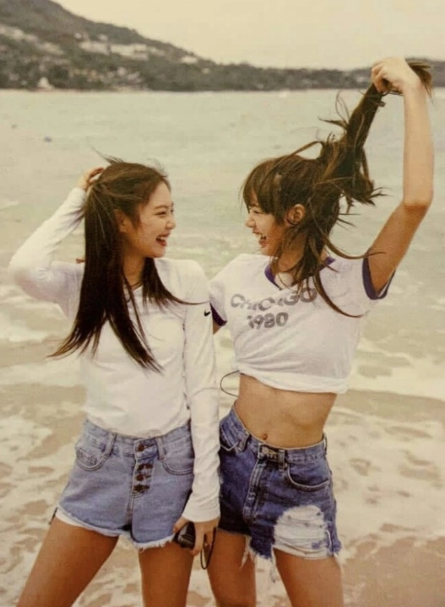 White “Chicago 1980” White T-Shirt | Lisa - BlackPink