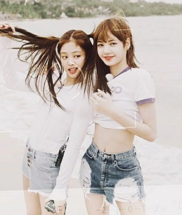 White “Chicago 1980” White T-Shirt | Lisa - BlackPink - Fashion Chingu