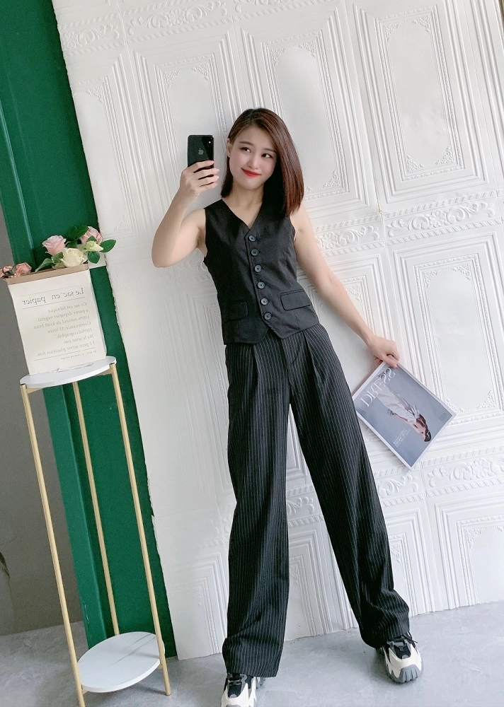 Jennie-BlackPink-Black-Pants-