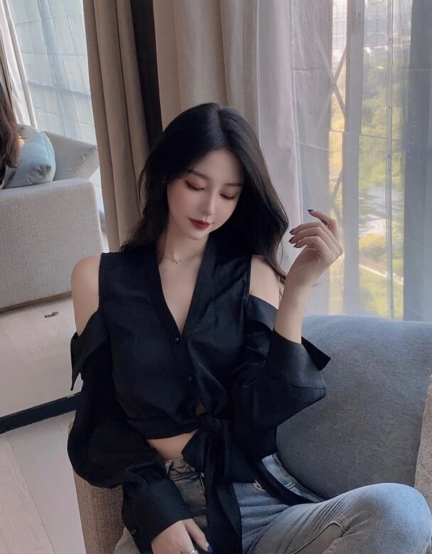 White Cutout Shoulder Cropped Top | Jisoo -BlackPink
