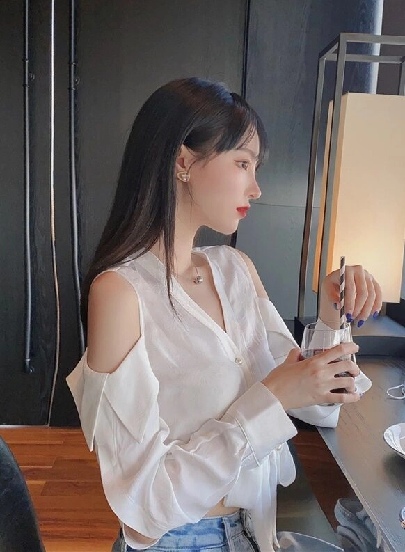 White Cutout Shoulder Cropped Top | Jisoo -BlackPink