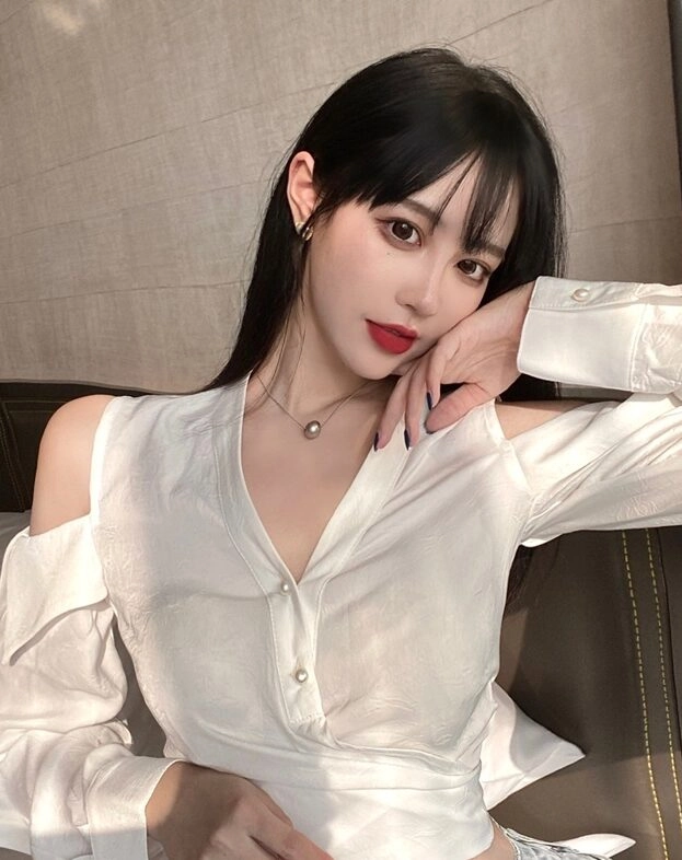 White Cutout Shoulder Cropped Top | Jisoo -BlackPink